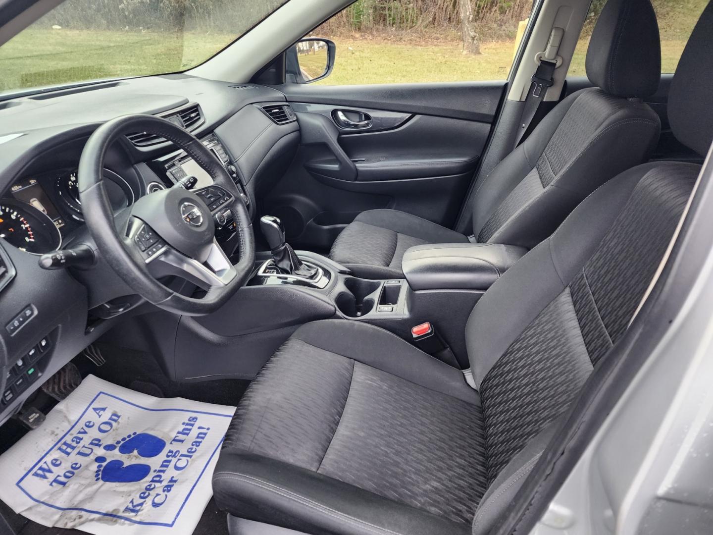 2019 Silver /Black Nissan Rogue SV (KNMAT2MV2KP) with an 2.5 4cyl. engine, Automatic transmission, located at 1221 Madison St., Shelbyville, TN, 37160, (931) 680-9439, 0.000000, 0.000000 - Photo#5